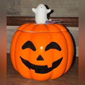 Super Cute 🥰 Jack-O'-Lantern Pumpkin 🎃 With a Ghost 👻Figure On Top Of The Lid.
